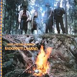 Yksin ruma tyttö tanssii