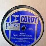 Vater putzt den Christbaum an