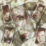 手の平の上の錆びた懐中時計と壊れたMarionette